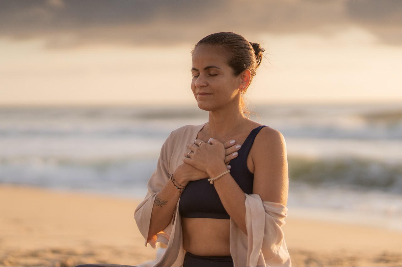 Marcela Hakan em praia ao amanhecer